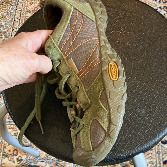 Keen hiking shoes in green and brown with orange stitching. - Picture 4 of 12